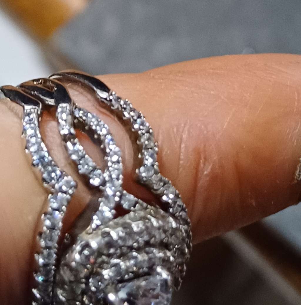 925 exquisite triple set..pls see photos and description..weight 5.3g..size 6