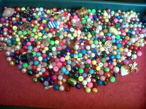 700  Assorted Glass beads!!(metalbeads,charms,lampwork beads included in mix for free))
