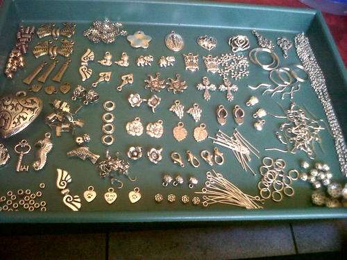 Metal mix with 1mt  chain and bit of metalized and bronze on left side of photo