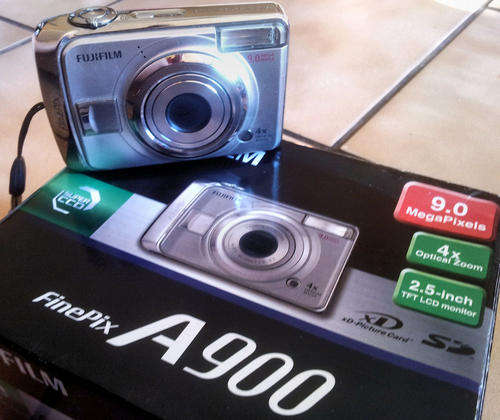 Fujifilm Finepix A900 9MP -*Includes Free 2GB Memory Card and Camera Bag* *Excellent Condition*