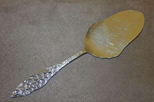 A STUNNING DUTCH MADE CHROME PLATED CAKE LIFTER/ PASTRY KNIFE WITH BEAUTIFUL ORNATE DETAILING