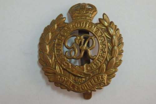 A FANTASTIC BRASS "KING GEORGE V" 1st LONDON FIELD COMPANY ROYAL ENGINEERS CAP BADGE