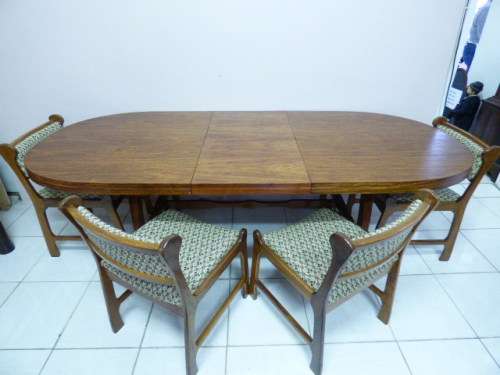A FABULOUS EXTENDIBLE 6-8 SEATER TEAK VENEER DINING ROOM TABLE!! EXTRA SEATING WHEN NEEDED!!