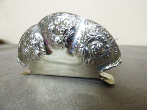 AN ELEGANT AND DAINTY VINTAGE SILVER PLATED NAPKIN HOLDER WITH GORGEOUS DETAILING! BEAUTIFUL!!