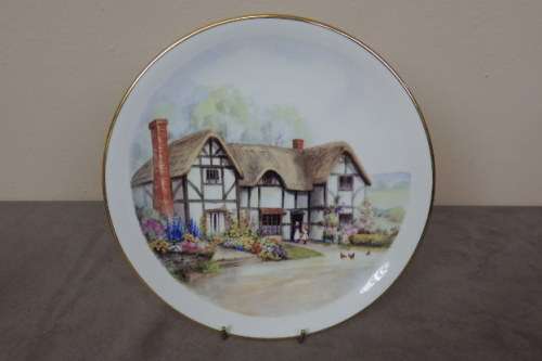 A STUNNING "DUCHESS" OF ENGLAND FINE BONE CHINA COLLECTIBLE PLATE TITLED COTTAGES - GREAT LUDDINGTON