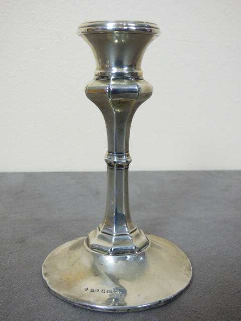 A GORGEOUS ANTIQUE HALLMARKED STERLING SILVER CANDLE STICK HOLDER. FABULOUS!!