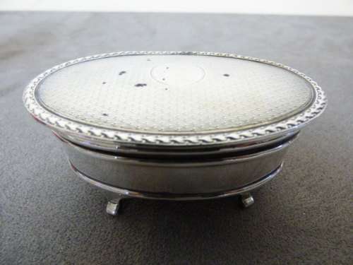 A GORGEOUS ANTIQUE HALLMARKED STERLING SILVER PILL BOX. FABULOUS!!