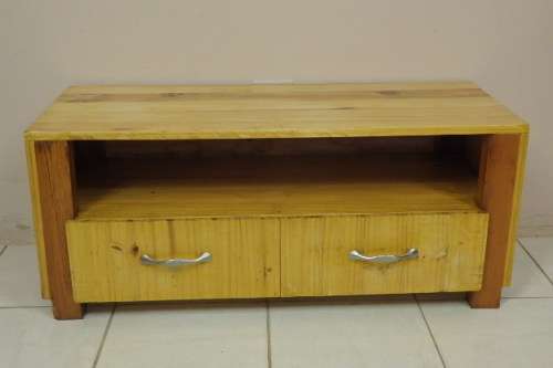 A FANTASTIC OREGAN PINE & PINE COMBINATION TV/PLASMA STAND WITH 2x LARGE DRAWERS & A COMPONENT SHELF