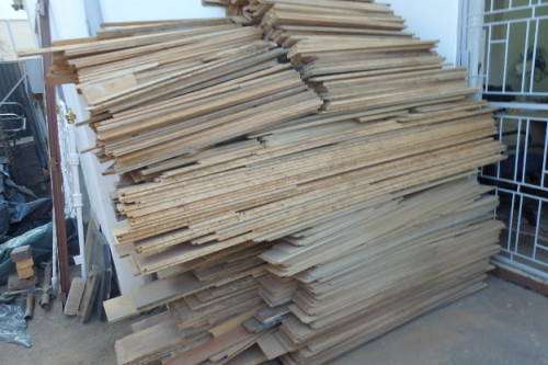 A FANTASTIC (HUGE JOB LOT) OF ASSORTED WOODEN FLOORING (+/- 150m2) INCLUDING SOLID WOODEN FLOORING