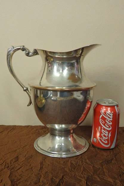 A GORGEOUS "TALL" VINTAGE SILVER PLATED (ON COPPER) WATER JUG WITH AN ORNATE HANDLE