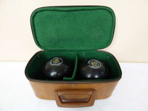 AN AWESOME SET OF HENSELITE NO 4 13/16 CHAMPIONSHIP LAWN BOWLS IN A LOVELY VINYL CARRY BAG!!