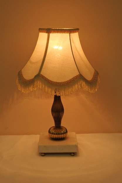 A WONDERFUL VINTAGE "MARBLE BASE" BEDSIDE/ TABLE LAMP WITH REMOVABLE FABRIC SHADE