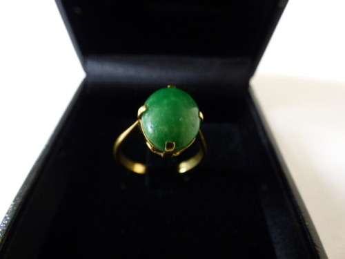 AN EXQUISITE LADIES JADE RING SET IN 18ct GOLD (STAMPED 18CT). ABSOLUTELY BEAUTIFUL!!!
