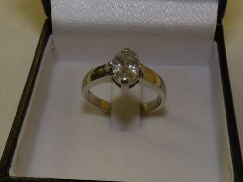 AN EXQUISITE LADIES CUBIC ZIRCONIA RING SET IN STERLING SILVER (STAMPED 925). BEAUTIFUL!!