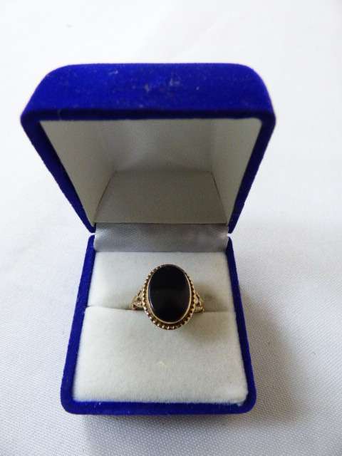 AN EXQUISITE LADIES ONYX RING SET IN 9CT ROSE GOLD (NOT STAMPED). BEAUTIFUL!! & STYLISH!!