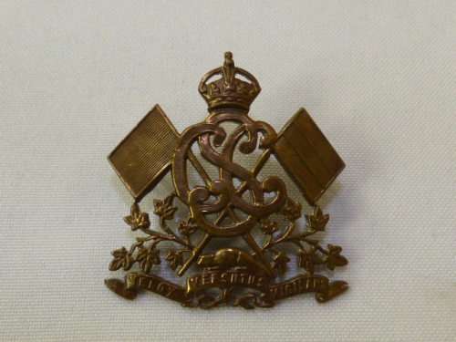 A VINTAGE ROYAL CANADIANS CORPS OF SIGNALS CAP BADGE.