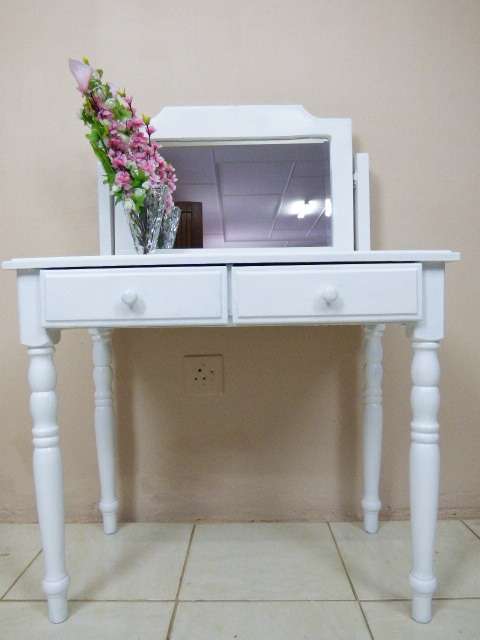 A BEAUTIFUL STYLISH VINTAGE LADIES DRESSING TABLE WITH A MIRROR, NEWLY PAINTED