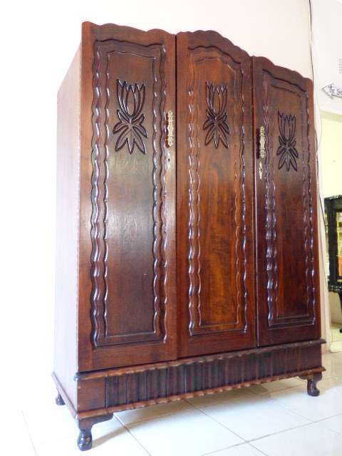 AN EXQUISITELY ELEGANT VINTAGE IMBUIA WARDROBE c/w DRAWS IN GREAT CONDITION FOR ITS AGE! AWESOME!