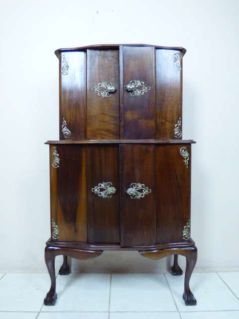 AN EXQUISITE VINTAGE BALL & CLAW DRINKS CABINET WITH LOADS OF SPACE. BEAUTIFUL!!
