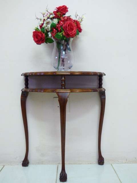 A BEAUTIFUL VINTAGE BALL & CLAW IMBUIA HALF MOON DISPLAY/OCCASIONAL TABLE. GORGEOUS IN AN ENTRANCE!!