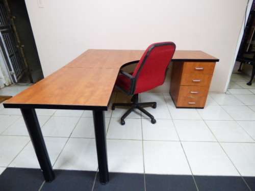 WOW!! A LOVELY WORK DESK FOR YOUR STUDY OR STUDIO. NICE SIZE WORK SURFACE!! WITH 4 DRAWERS!!!