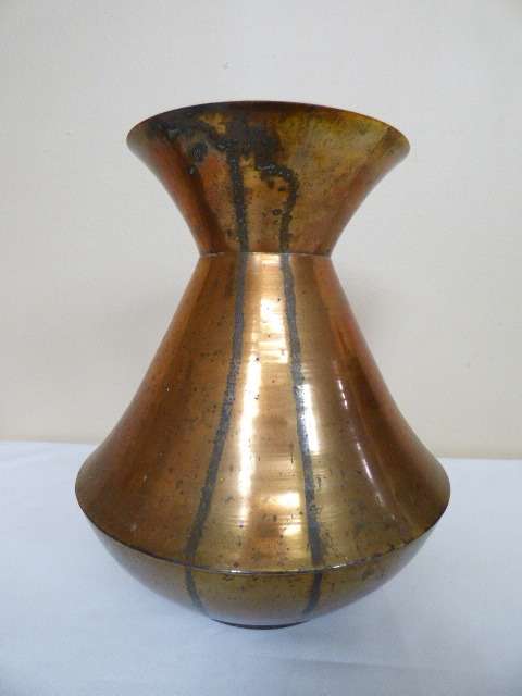 A GORGEOUS VINTAGE SOLID COPPER VASE. BEAUTIFUL AS A CENTRE PIECE ON DISPLAY!!