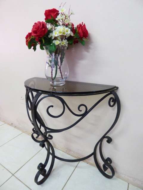 AN ABSOLUTELY GORGEOUS WROUGHT IRON HALF MOON TABLE WITH A BLACK GLASS TOP. STUNNING