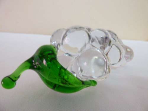 AN EXCEPTIONAL  BEAUTIFUL & COLOURFUL VINTAGE MURANO OF ITALY HAND BLOWN BUNCH OF GRAPES!!