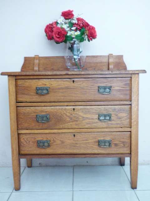 A LOVELY AND STYLISH VINTAGE OAK CHEST OF 3 DRAWS. BEAUTIFUL IN ANY ROOM!!