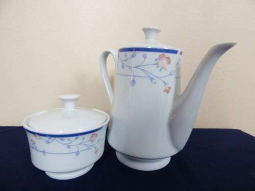 A BEAUTIFUL PORCELAIN TEAPOT & SUGAR BOWL SET WITH LOVELY SOFT PASTEL TONES. GORGEOUS!