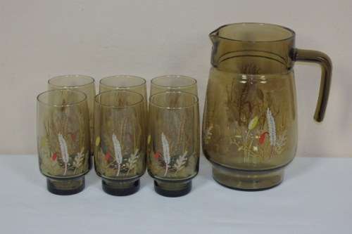 A STUNNING 1.5L GLASS JUG WITH SIX MATCHING DRINKING GLASSES IN AWESOME CONDITION