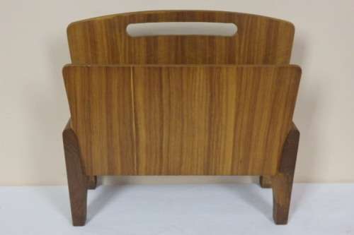 A SUPERB VINTAGE 2-DIVISION WOODEN MAGAZINE STAND WITH A CARRY HANDLE