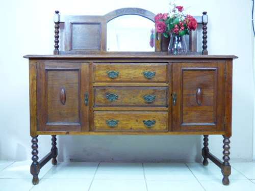 AN EXQUISITE HUGE ANTIQUE OAK BUFFET SERVER WITH A BEVELLED CENTRE MIRROR. FABULOUS!!