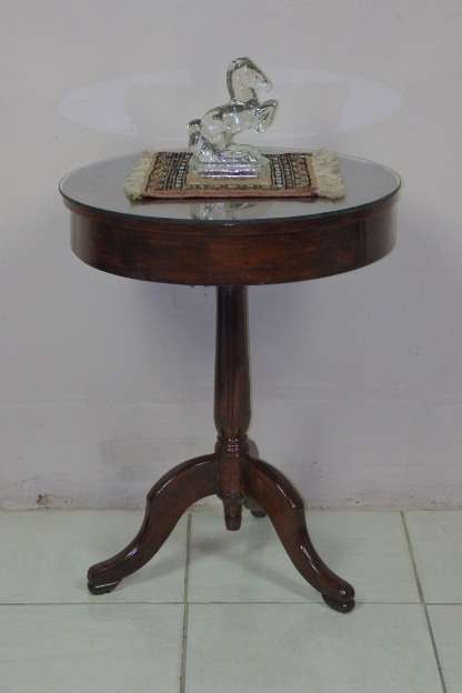 A GORGEOUS ROUND WOODEN OCCASIONAL/ COFFEE/ COCKTAIL TABLE WITH A PROTECTIVE GLASS TOP