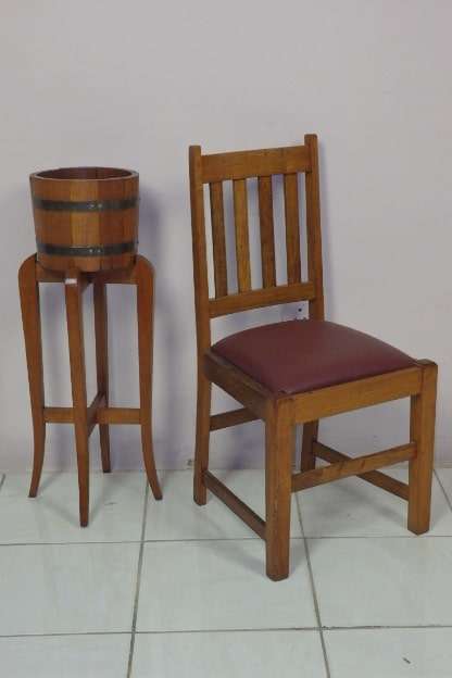 A STUNNING VINTAGE SOLID OAK OCCASIONAL/ DINING CHAIR WITH A GORGEOUS UPHOLSTERED SEAT