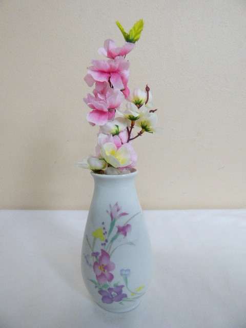 A LOVELY PORCELAIN FLOWER VASE. GORGEOUS ON ITS OWN OR WITH FLOWERS!!