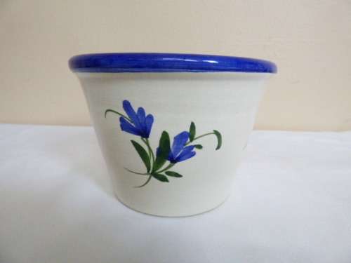 A BEAUTIFUL AND BRIGHTLY COLOURED CERAMIC POT PLANT HOLDER. STUNNING IN YOUR POTTED GARDEN!!