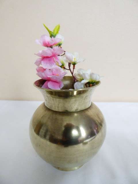A GORGEOUS VINTAGE SOLID BRASS VASE. BEAUTIFUL AS A CENTRE PIECE ON DISPLAY!!
