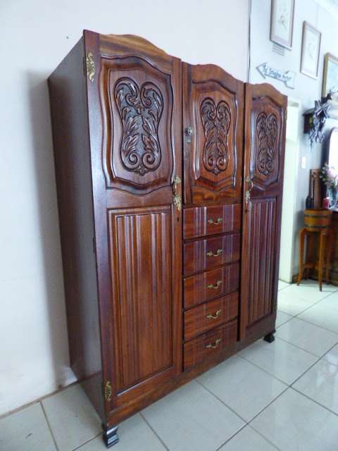 AN EXQUISITELY ELEGANT VINTAGE IMBUIA WARDROBE c/w DRAWS IN GREAT CONDITION FOR ITS AGE! AWESOME!