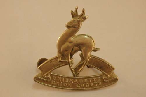 A SCARCE SOUTH AFRICAN DEFENCE FORCE (SADF) "UNION CADETS" BARET BADGE