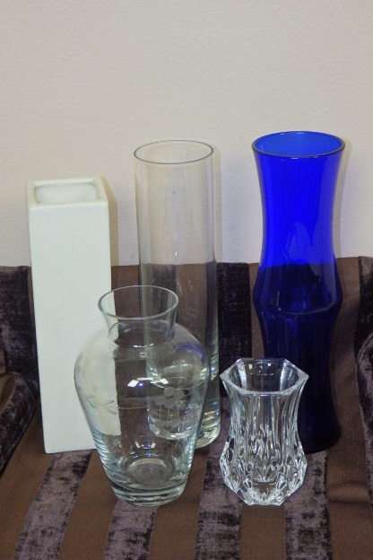 A WONDERFUL COLLECTION OF FIVE ASSORTED FLOWER VASES INCLUDING CRYSTAL bid/vase