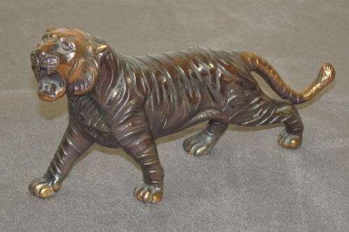 AN INCREDIBLE VINTAGE (CAST METAL) COPPER PLATED TIGER WITH STUNNING DETAILING