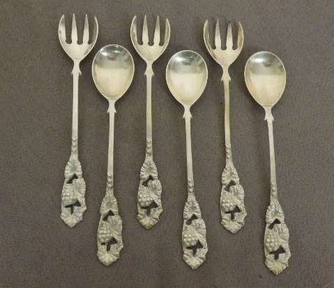 AN EXQUISITE SET OF VINTAGE (SOLID) SILVER CAKE FORKS & SPOONS w/ BEAUTIFUL ORNATE DETAILING