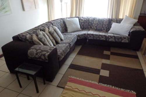 A STUNNING (LARGE - 2.9m) CORNER LOUNGE SUITE IN A GORGEOUS DURABLE BROWN AND CREAM FABRIC