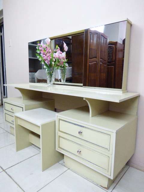 A GORGEOUS DRESSING TABLE WITH 3 MIRRORS, 4 DRAWERS & STOOL. LOVELY!!!