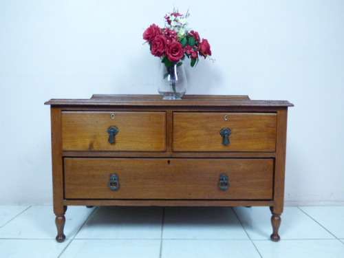 A LOVELY AND STYLISH VINTAGE OAK CHEST OF 3 DRAWS. BEAUTIFUL IN ANY ROOM!!