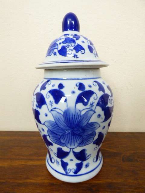 An exquisite hand painted "blue and white" Ming dynasty type porcelain ginger jar with a lid