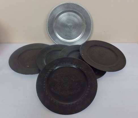 A WONDERFUL COLLECTION OF 6x ASSORTED DINNER TABLE "UNDER-PLATES" IN GOOD CONDITION bid/piece