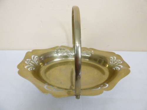 A LOVELY SILVER PLATED SERVING DISH PERFECT FOR PASTRIES OR CHOCOLATES ON A TABLE!!