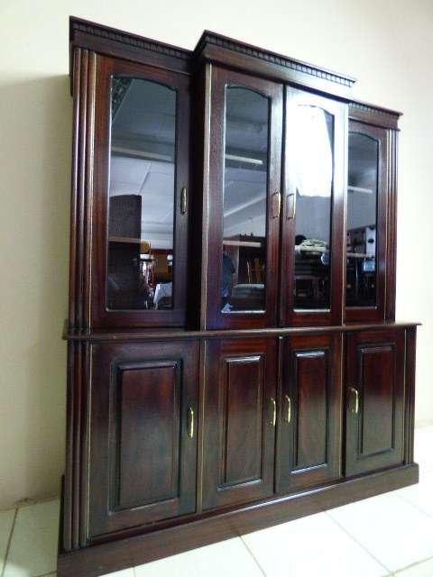 A MAGNIFICENT DISPLAY CABINET w SPECTACULAR GLASS DOORS & LOADS OF SPACE. SUPERB QUALITY!!